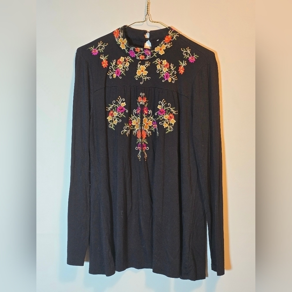 Vintage floral embroidered long sleeves high neck top color black size medium